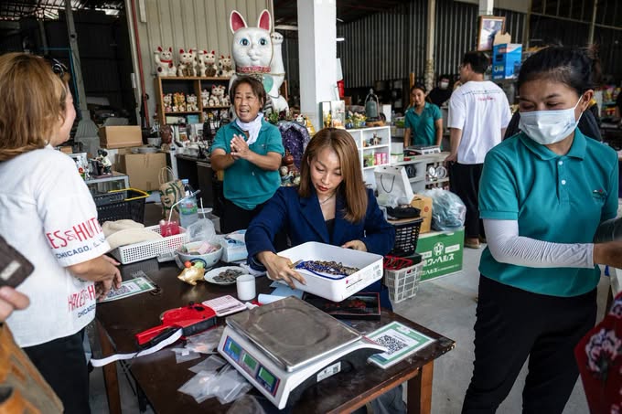 Cảnh tượng giao dịch, cân đo và thu mua sôi động tại một đại lý trung chuyển hàng bãi Nhật – nơi tạo ra chuỗi cung ứng việc làm và đáp ứng nhu cầu tiêu dùng giá rẻ của người dân.