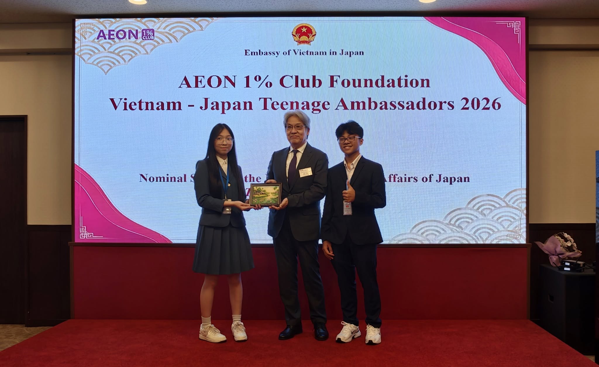Đại diện thế hệ trẻ Việt Nam trao tặng bức tranh kỷ niệm ý nghĩa cho ông Watanabe Hiroyuki – Chủ tịch Quỹ AEON 1% Club Foundation, minh chứng cho sự đồng cảm và tình bạn xuyên quốc gia.