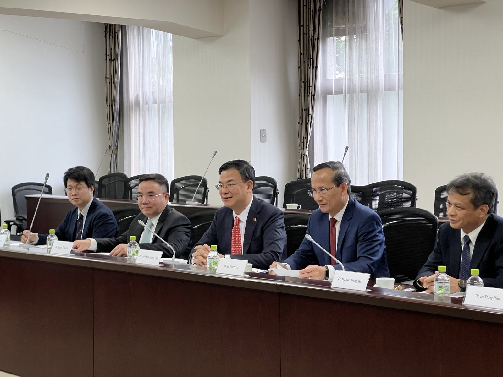 Đại sứ Đặc mệnh toàn quyền Việt Nam tại Nhật Bản Phạm Quang Hiệu cùng Trung tướng, GS.TS Lê Hữu Song và các đại biểu Việt Nam tham dự hội nghị.