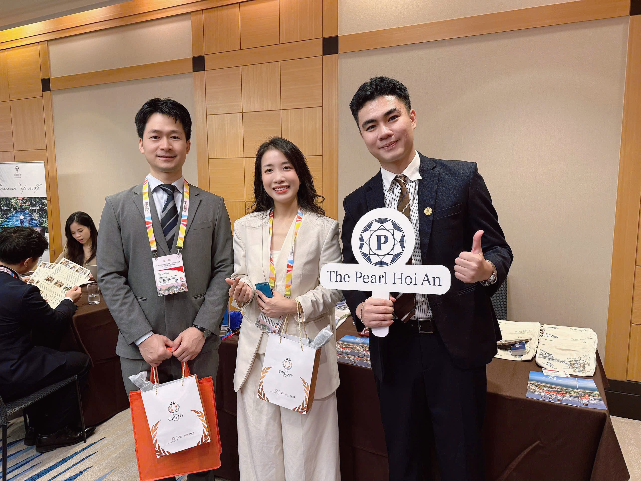  Các đối tác khách mời nhận quà lưu niệm tại sự kiện xúc tiến du lịch "Đà Nẵng xin chào"